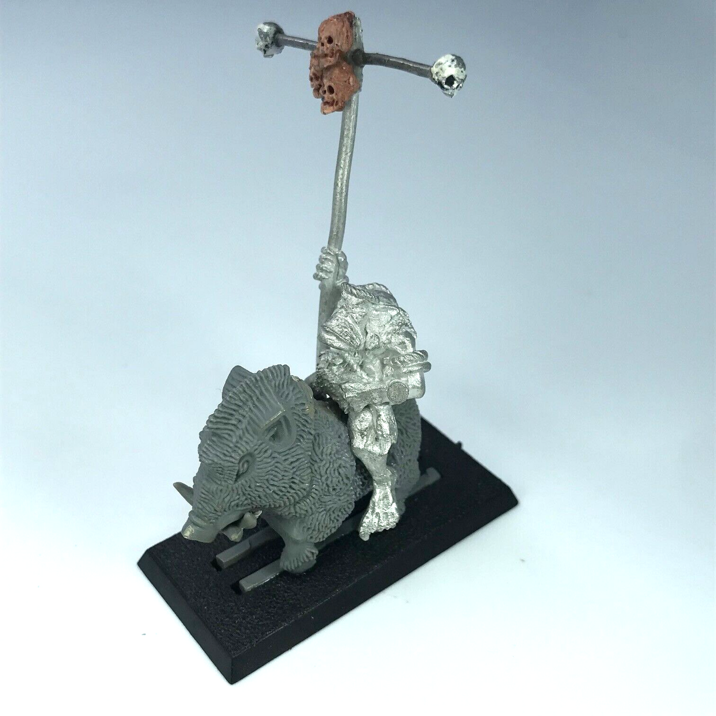 Classic Savage Orc Standard Bearer Boar Rider - Warhammer Fantasy C3150