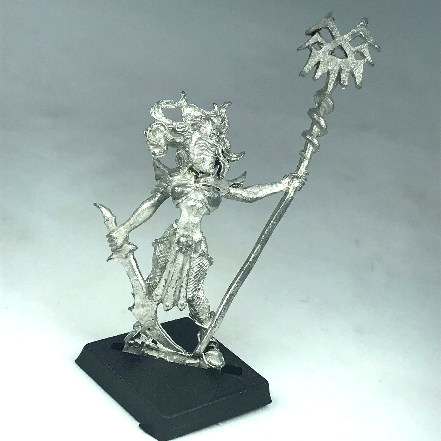 Classic Metal Dark Elf Elves Witch Elf Standard Bearer - Warhammer Fantasy X9580