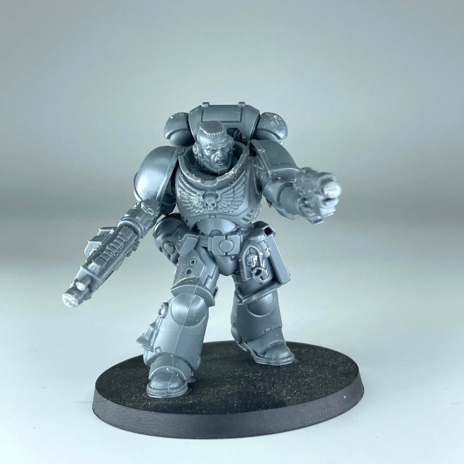 Warhammer 40k – Primaris Lieutenant Space Marines (Ultramarines) – Figurine Assemblée/peinte
