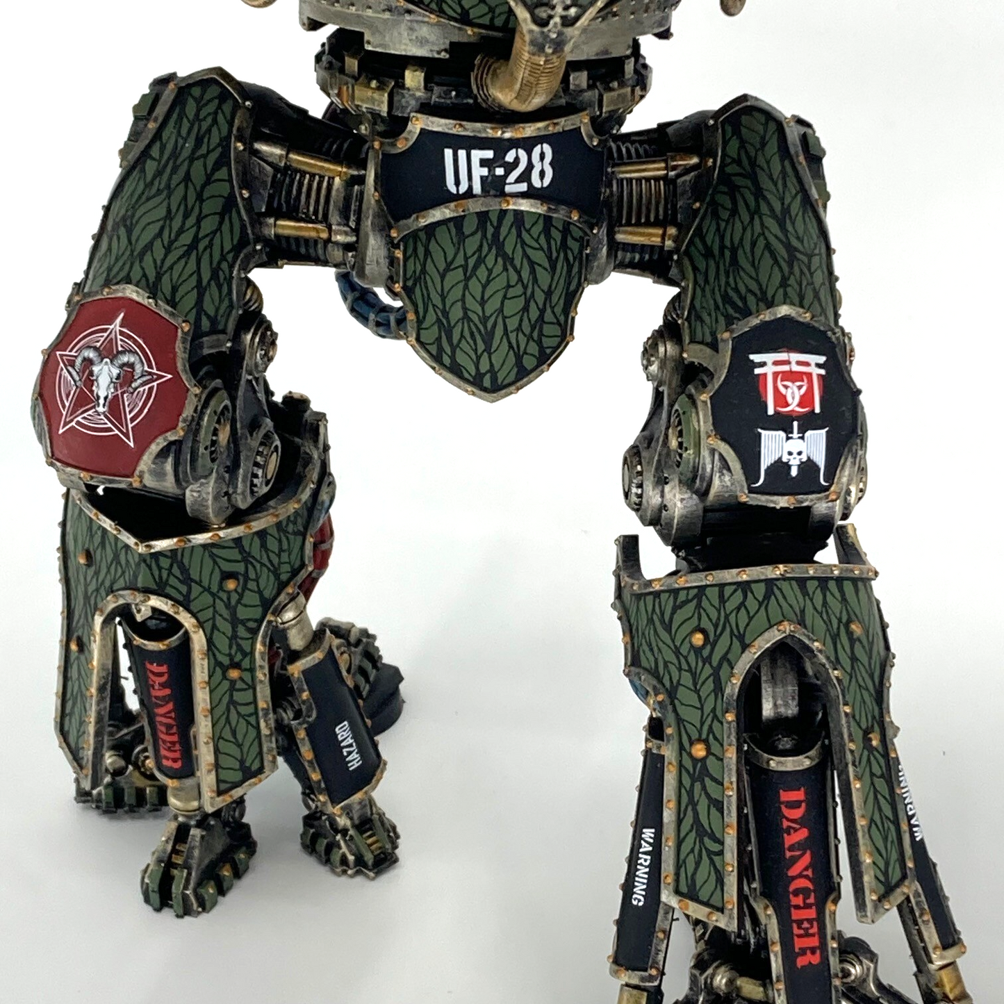 Large Robotic Titan Knight with Power Claw Sword - Painted Model