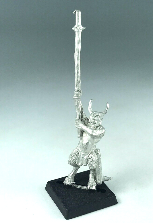 Classic Metal Ungor Command Standard Bearer Beastmen - Warhammer Fantasy X1042