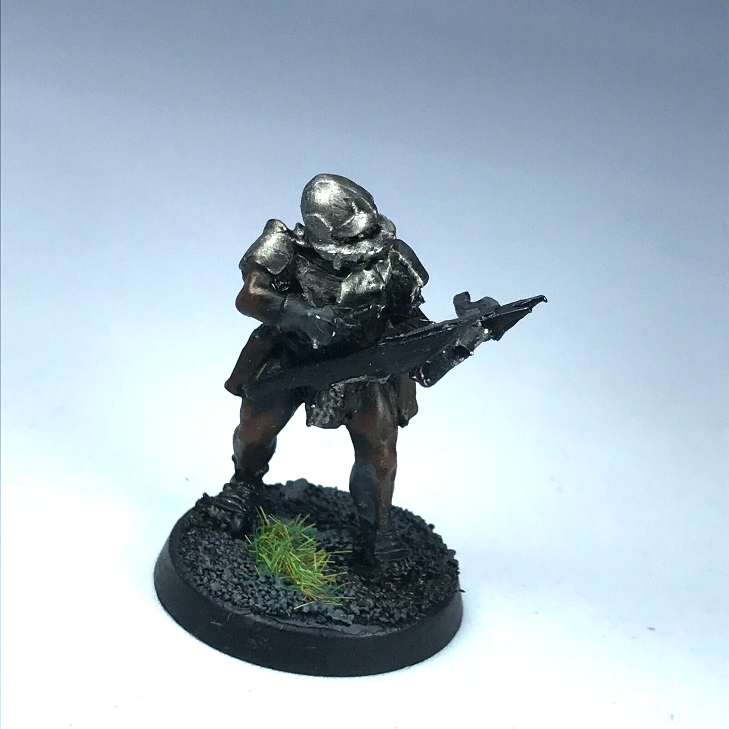 Uruk Hai with Crossbow - LOTR Warhammer Lord of the Rings Painted Metal X2308