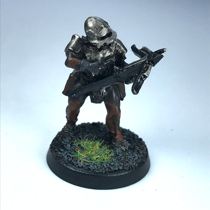 Uruk Hai with Crossbow - LOTR Warhammer Lord of the Rings Painted Metal X4378